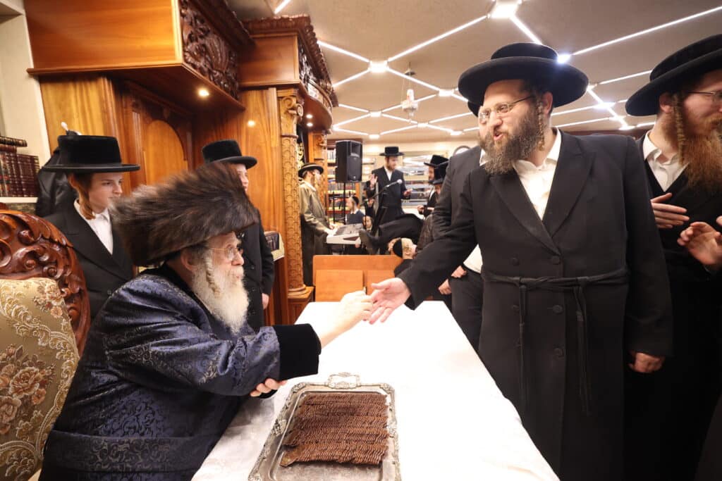 גלריה: כ"ק מרן האדמו"ר מקאמרנא בהדלקת נר חנוכה