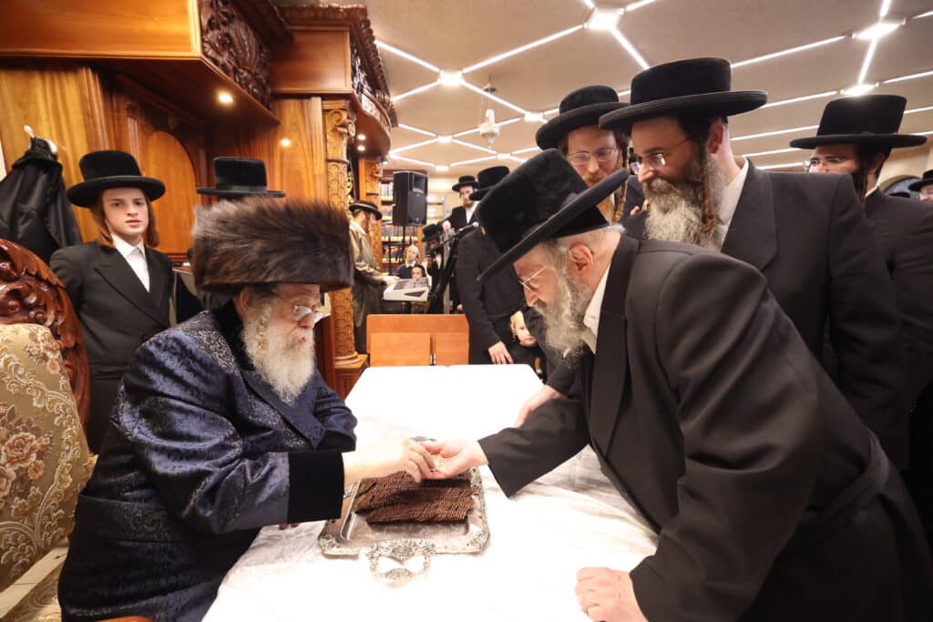 גלריה: כ"ק מרן האדמו"ר מקאמרנא בהדלקת נר חנוכה