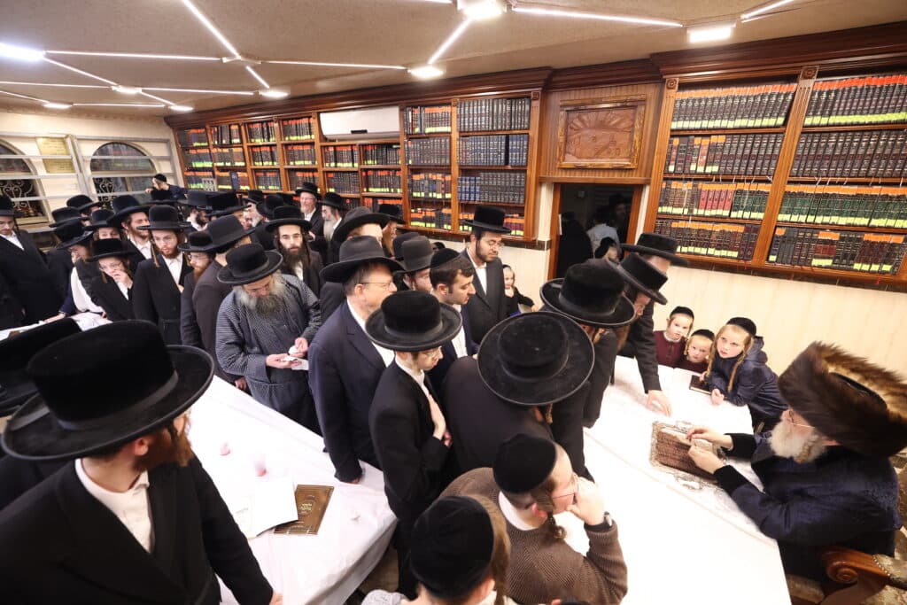 גלריה: כ"ק מרן האדמו"ר מקאמרנא בהדלקת נר חנוכה