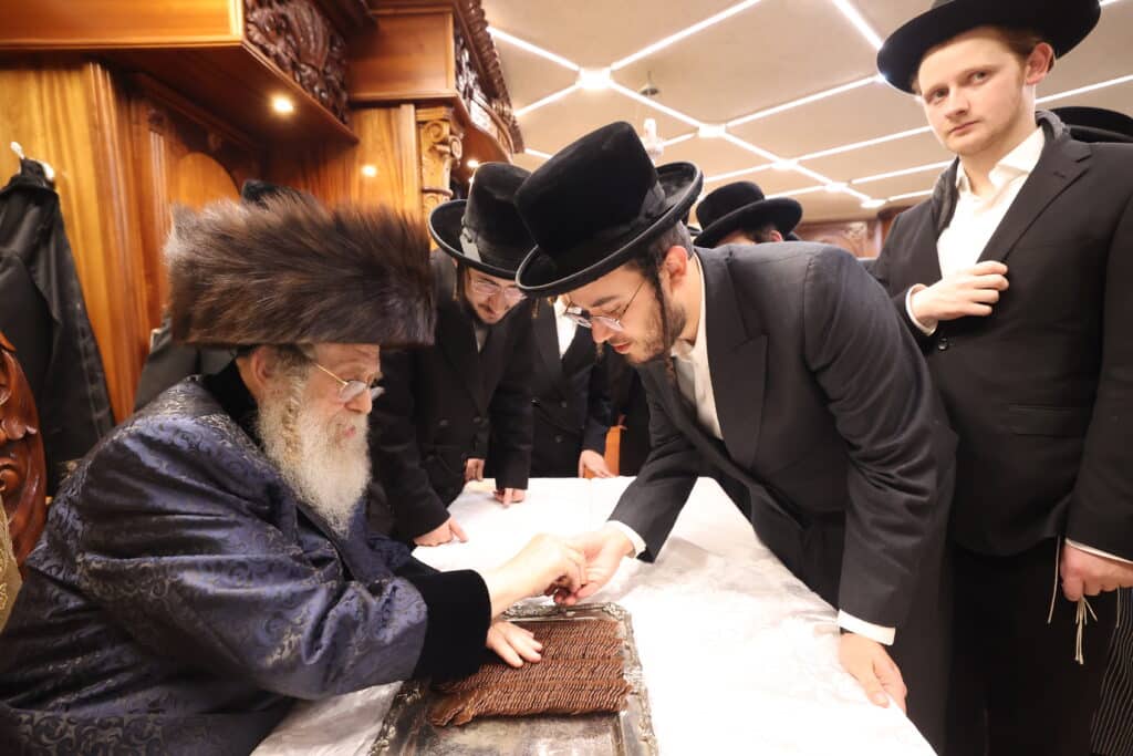 גלריה: כ"ק מרן האדמו"ר מקאמרנא בהדלקת נר חנוכה