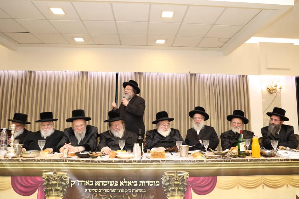 סעודת הילולה בחצר הקודש ביאלא פשיחסא