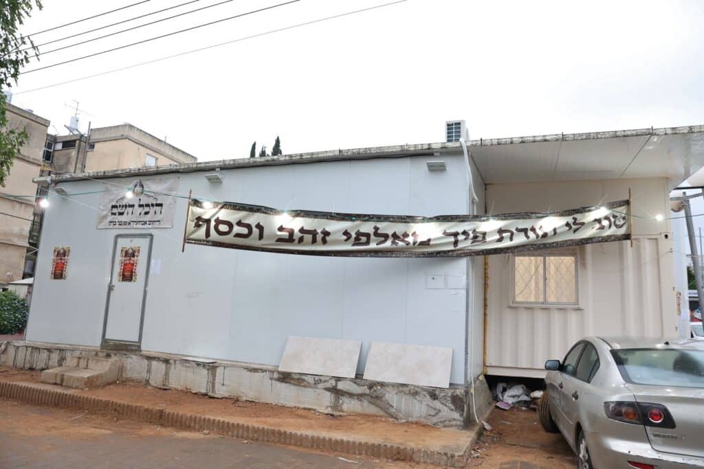 ברוב פאר והדר: 'היכל השם' חגגו בהכנסת ספר תורה חדש