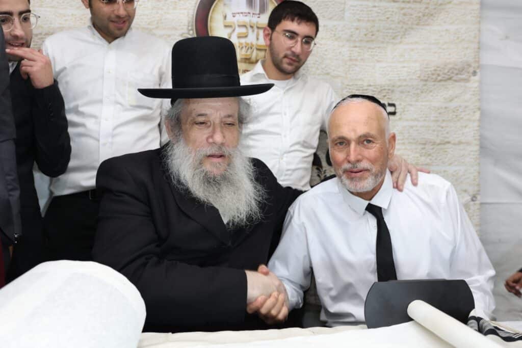 ברוב פאר והדר: 'היכל השם' חגגו בהכנסת ספר תורה חדש