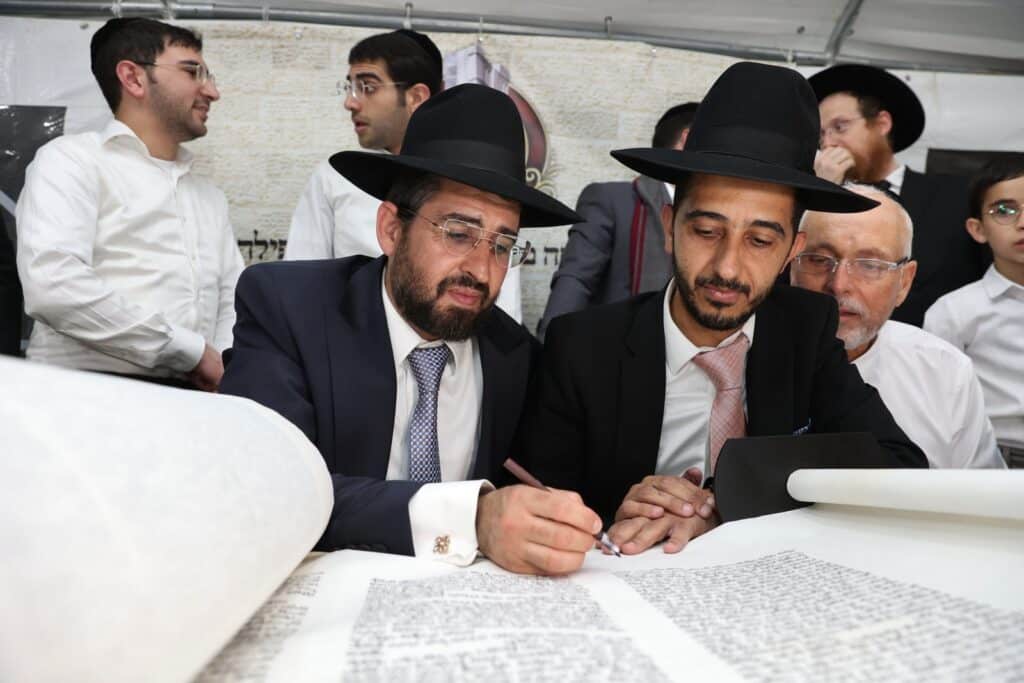 ברוב פאר והדר: 'היכל השם' חגגו בהכנסת ספר תורה חדש
