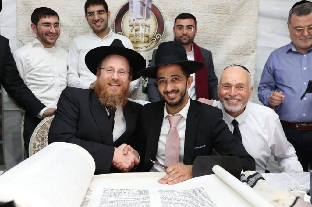 ברוב פאר והדר: 'היכל השם' חגגו בהכנסת ספר תורה חדש