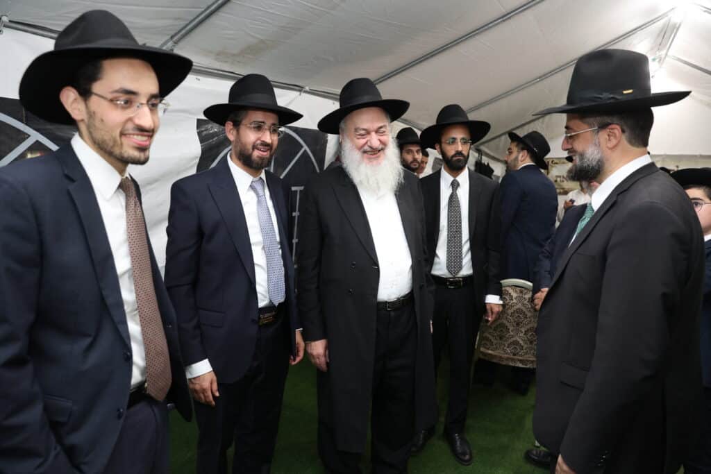 ברוב פאר והדר: 'היכל השם' חגגו בהכנסת ספר תורה חדש