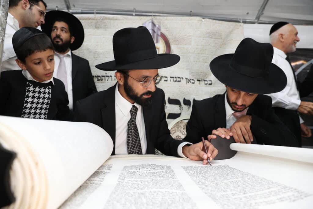 ברוב פאר והדר: 'היכל השם' חגגו בהכנסת ספר תורה חדש