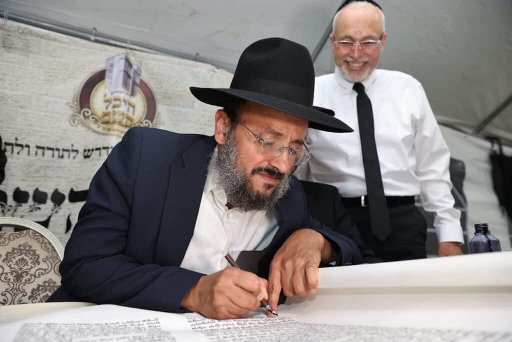 ברוב פאר והדר: 'היכל השם' חגגו בהכנסת ספר תורה חדש