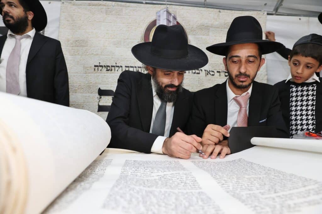 ברוב פאר והדר: 'היכל השם' חגגו בהכנסת ספר תורה חדש