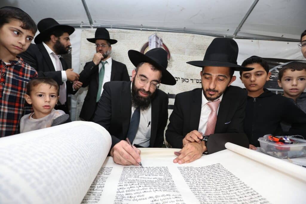 ברוב פאר והדר: 'היכל השם' חגגו בהכנסת ספר תורה חדש