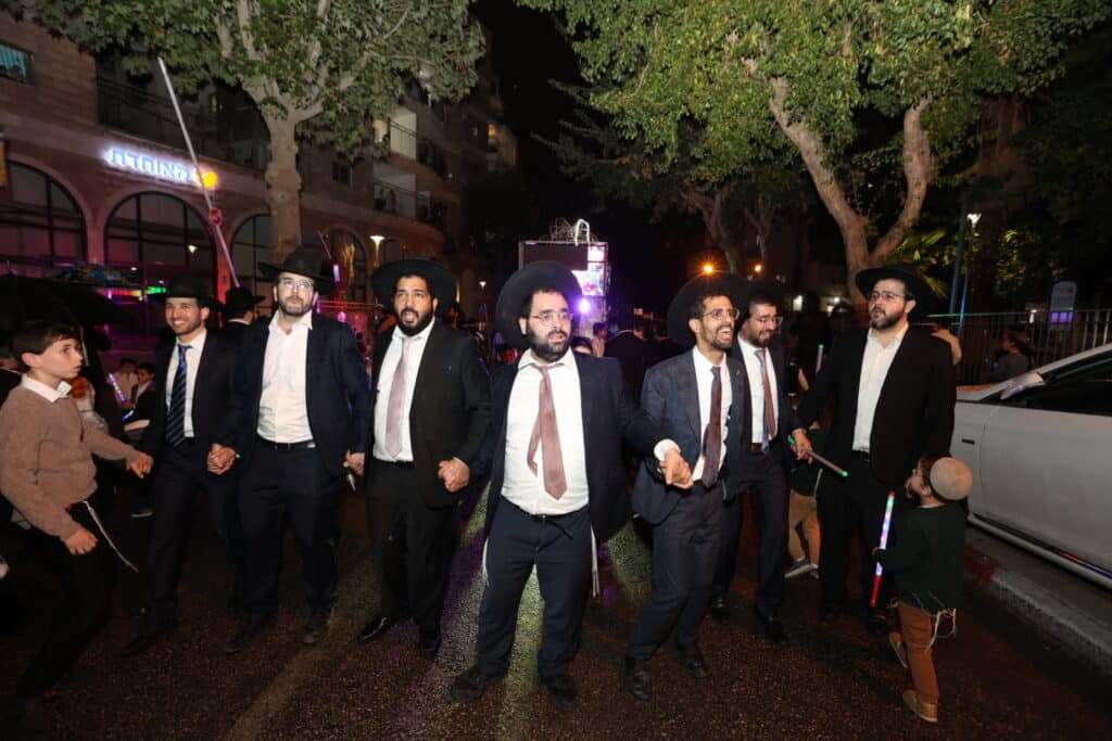 ברוב פאר והדר: 'היכל השם' חגגו בהכנסת ספר תורה חדש