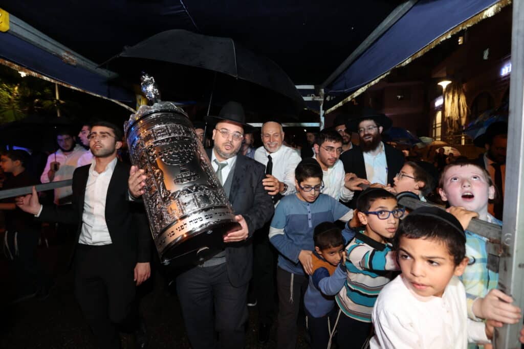ברוב פאר והדר: 'היכל השם' חגגו בהכנסת ספר תורה חדש