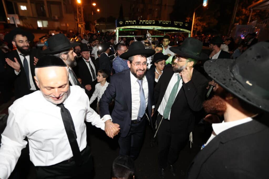 ברוב פאר והדר: 'היכל השם' חגגו בהכנסת ספר תורה חדש