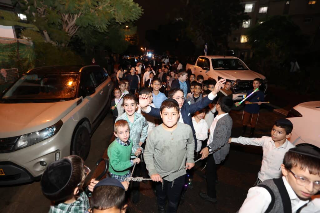 ברוב פאר והדר: 'היכל השם' חגגו בהכנסת ספר תורה חדש