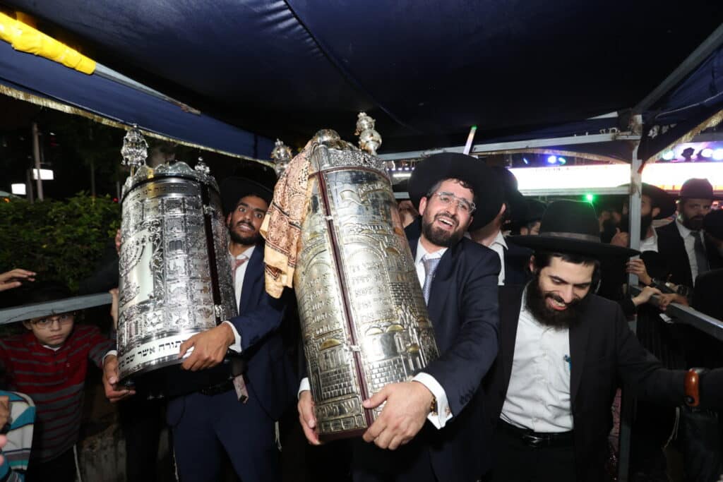 ברוב פאר והדר: 'היכל השם' חגגו בהכנסת ספר תורה חדש
