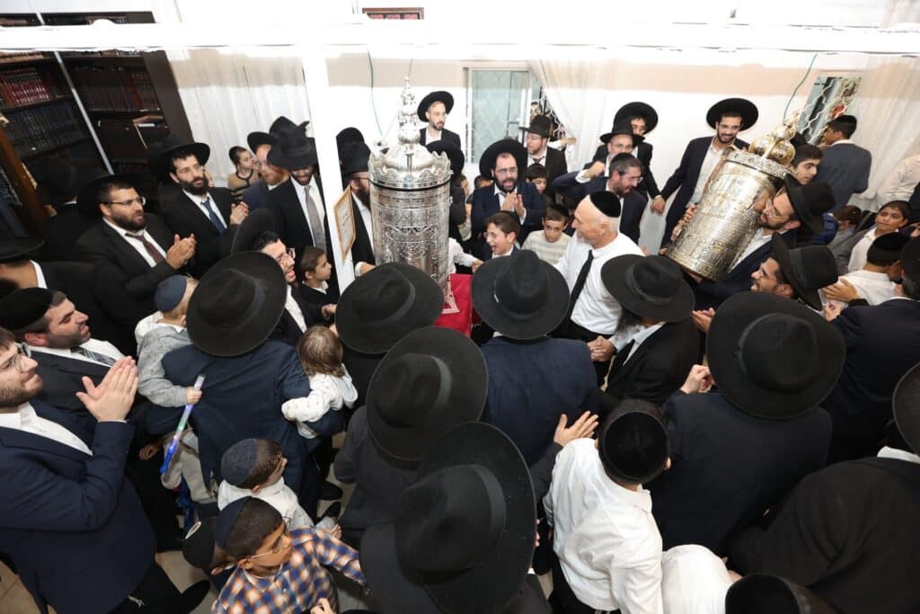ברוב פאר והדר: 'היכל השם' חגגו בהכנסת ספר תורה חדש