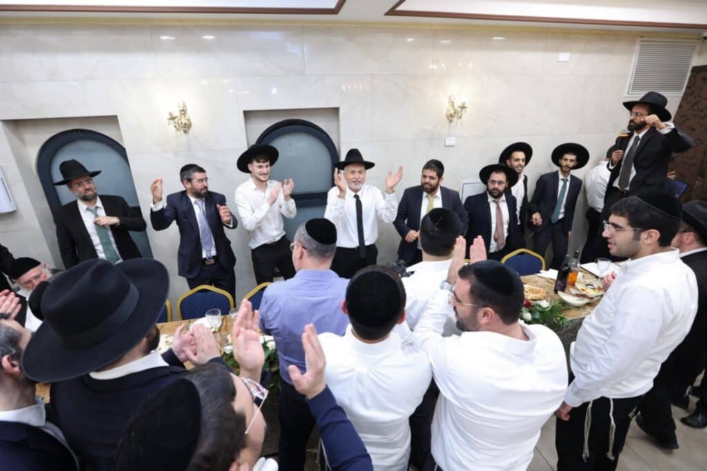 ברוב פאר והדר: 'היכל השם' חגגו בהכנסת ספר תורה חדש