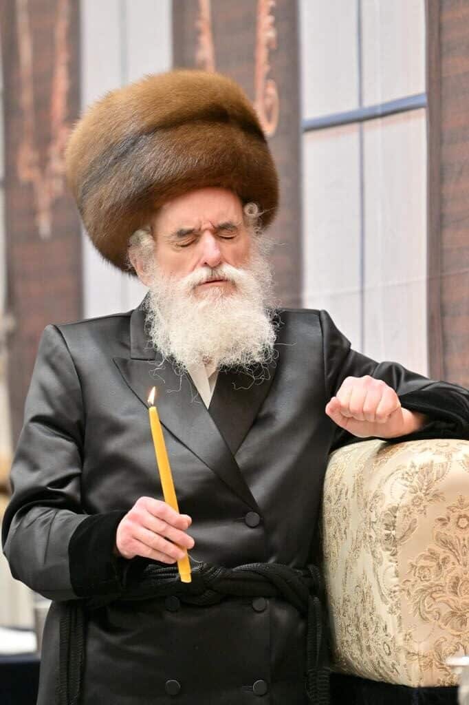 מול המוני החסידים: האדמו"ר מויז'ניץ מדליק נרות חנוכה