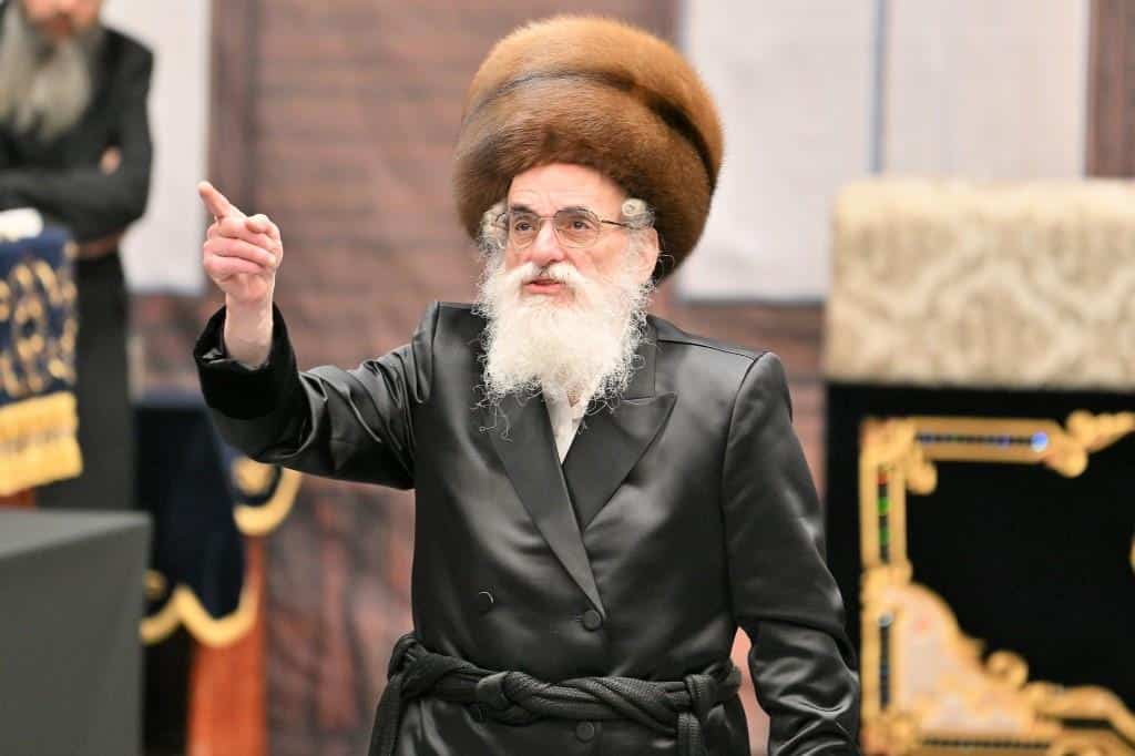 מול המוני החסידים: האדמו"ר מויז'ניץ מדליק נרות חנוכה