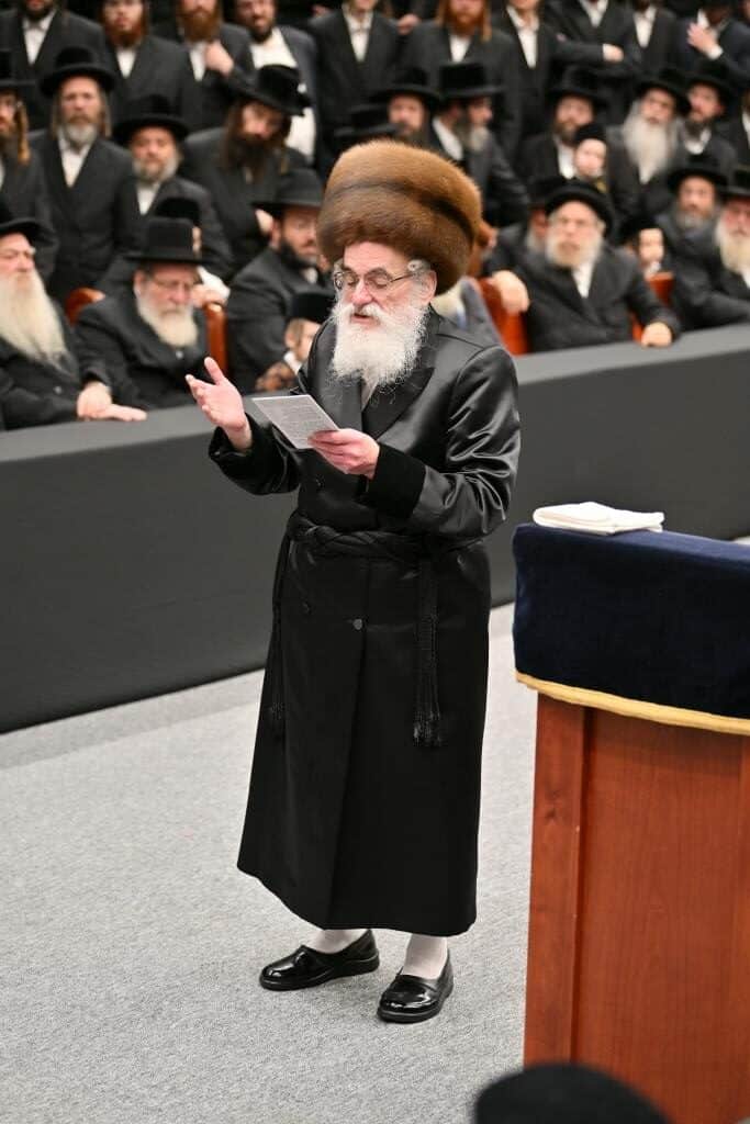 מול המוני החסידים: האדמו"ר מויז'ניץ מדליק נרות חנוכה