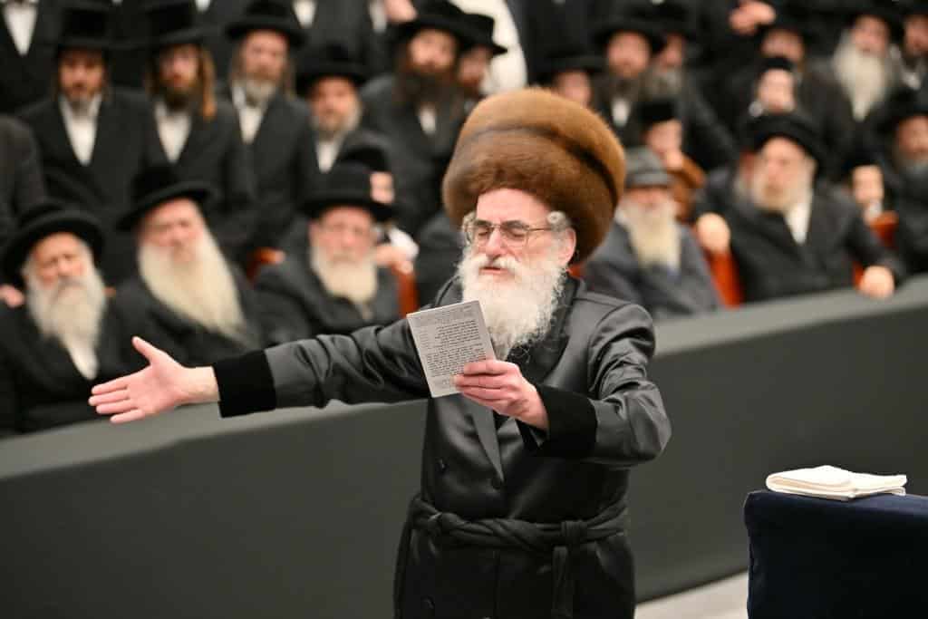 מול המוני החסידים: האדמו"ר מויז'ניץ מדליק נרות חנוכה