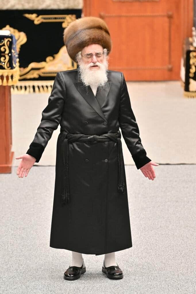 מול המוני החסידים: האדמו"ר מויז'ניץ מדליק נרות חנוכה