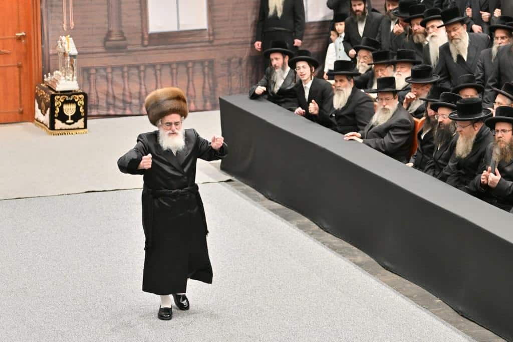 מול המוני החסידים: האדמו"ר מויז'ניץ מדליק נרות חנוכה