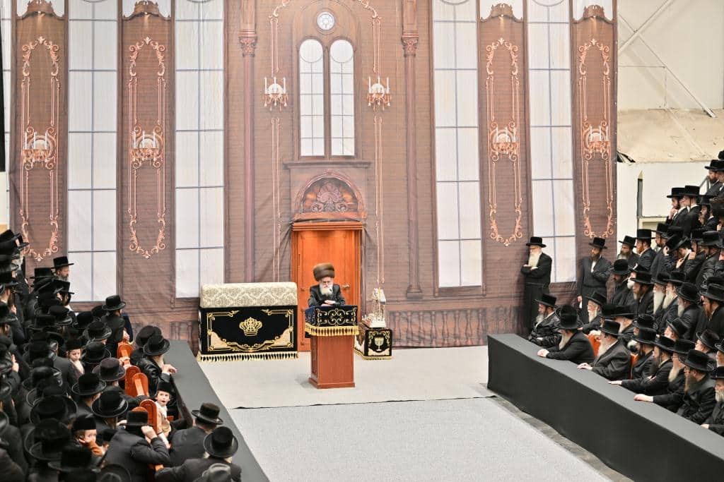 מול המוני החסידים: האדמו"ר מויז'ניץ מדליק נרות חנוכה