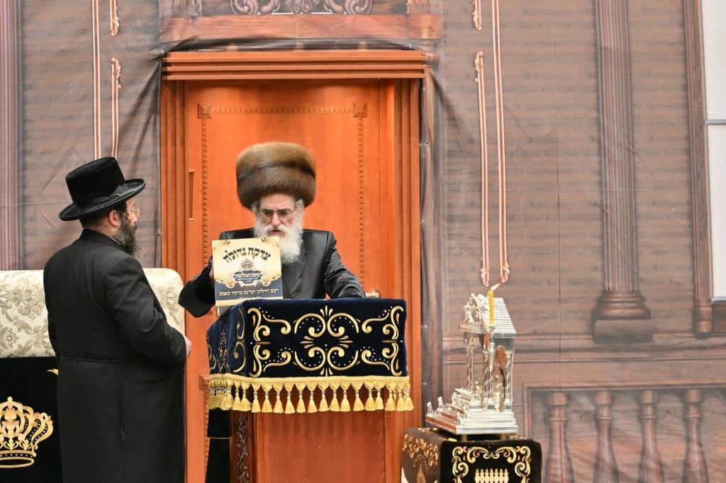 מול המוני החסידים: האדמו"ר מויז'ניץ מדליק נרות חנוכה