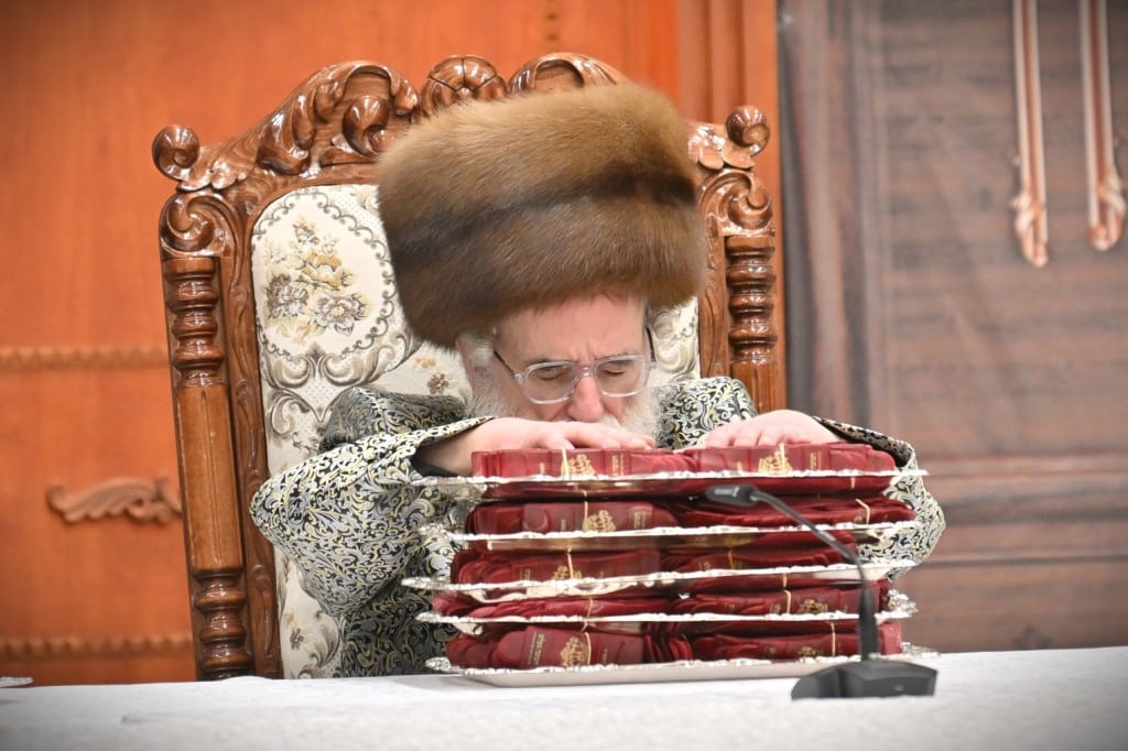 סיכום ימי החנוכה בחצר הקודש ויז'ניץ