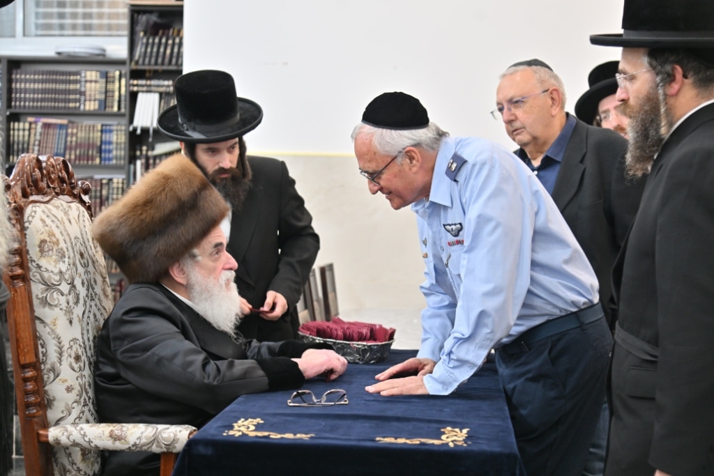 סיכום ימי החנוכה בחצר הקודש ויז'ניץ