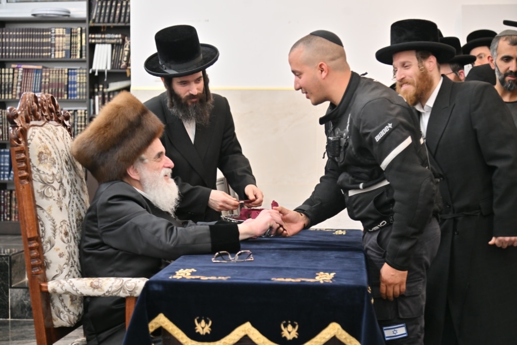 סיכום ימי החנוכה בחצר הקודש ויז'ניץ