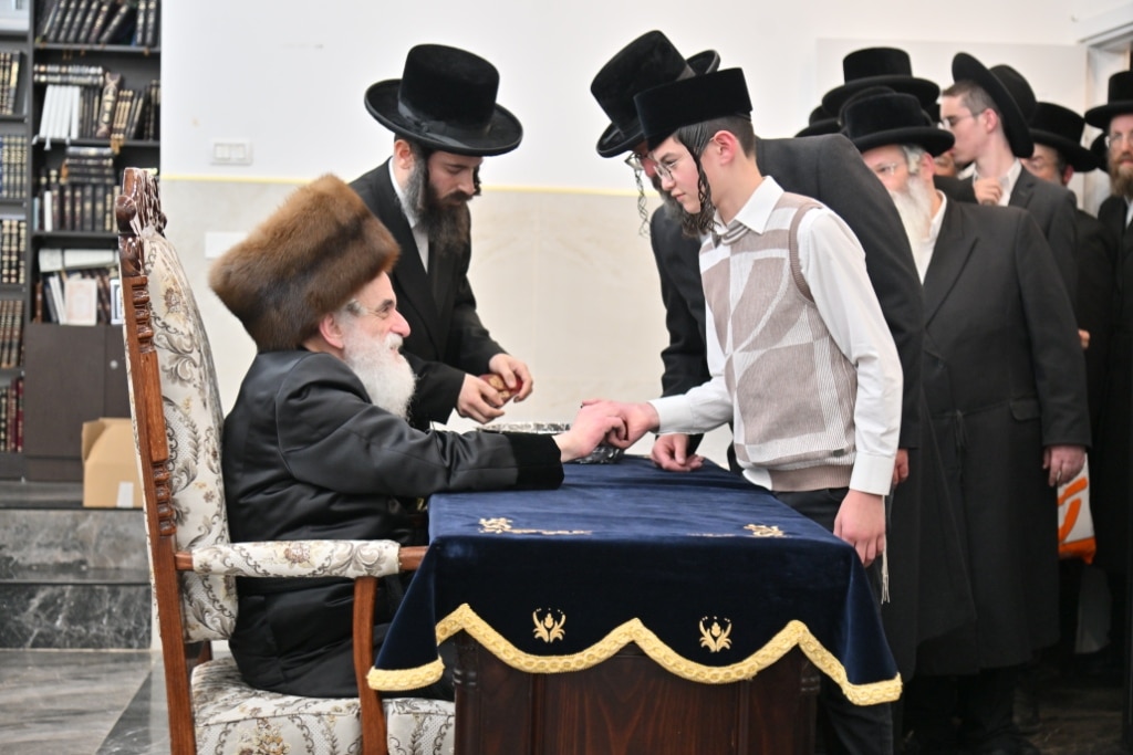 סיכום ימי החנוכה בחצר הקודש ויז'ניץ