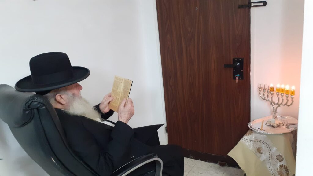 רבה של אופקים הדליק נרות חנוכה והעתיר להחזרת החטופים