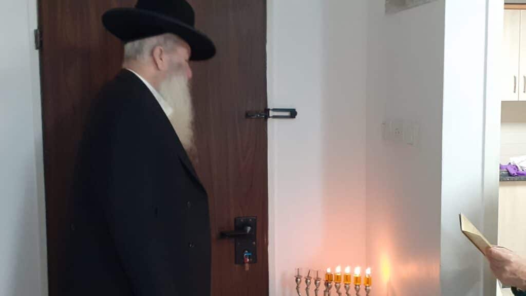 רבה של אופקים הדליק נרות חנוכה והעתיר להחזרת החטופים