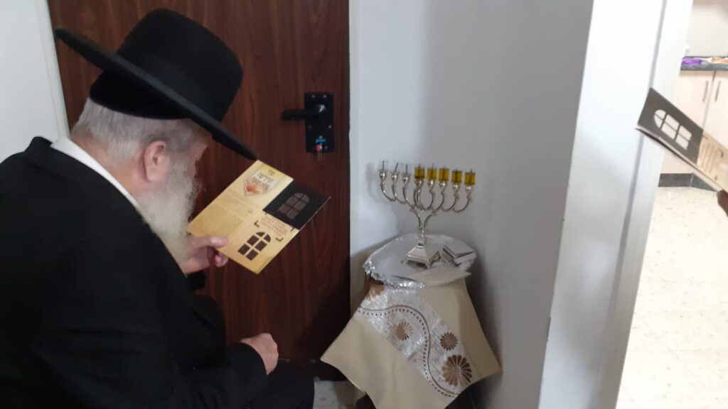 רבה של אופקים הדליק נרות חנוכה והעתיר להחזרת החטופים