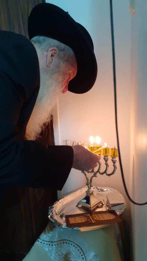 רבה של אופקים הדליק נרות חנוכה והעתיר להחזרת החטופים