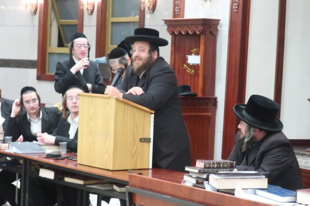 כמנהג הידוע: ליל הניטל בישיבת ויז'ניץ