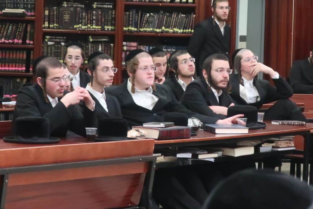 כמנהג הידוע: ליל הניטל בישיבת ויז'ניץ