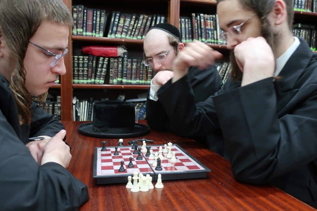 כמנהג הידוע: ליל הניטל בישיבת ויז'ניץ