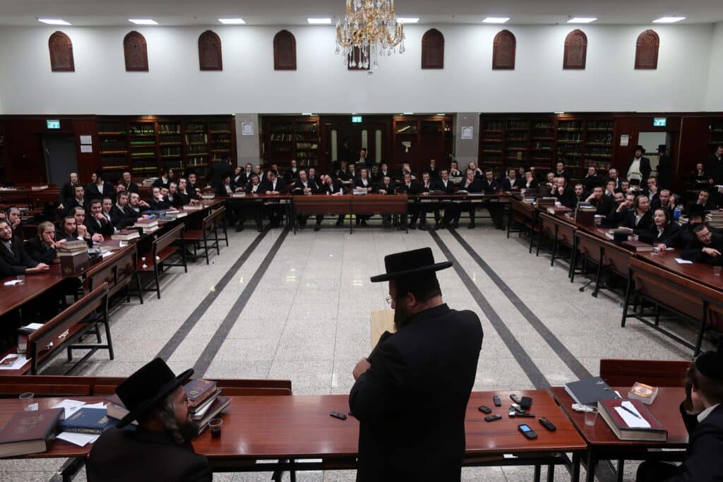 כמנהג הידוע: ליל הניטל בישיבת ויז'ניץ
