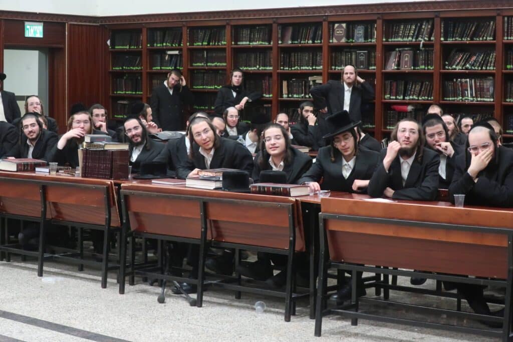 כמנהג הידוע: ליל הניטל בישיבת ויז'ניץ