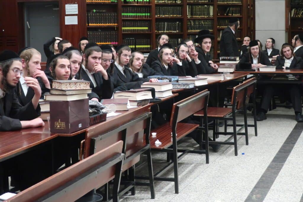 כמנהג הידוע: ליל הניטל בישיבת ויז'ניץ