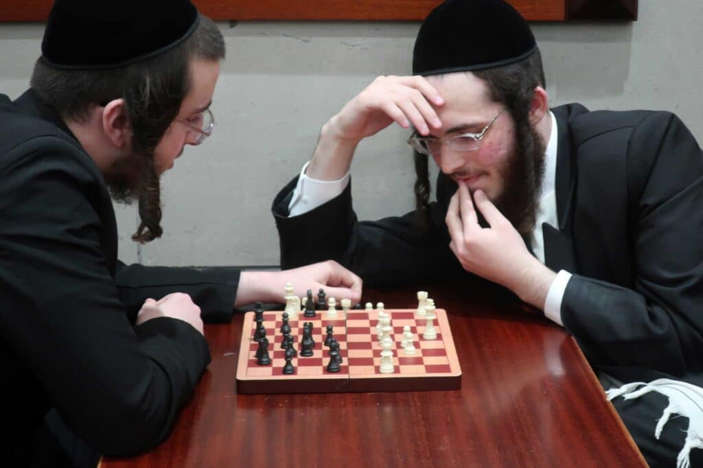 כמנהג הידוע: ליל הניטל בישיבת ויז'ניץ