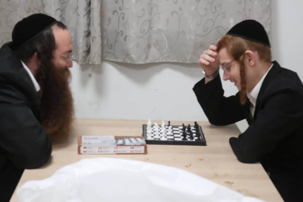 כמנהג הידוע: ליל הניטל בישיבת ויז'ניץ