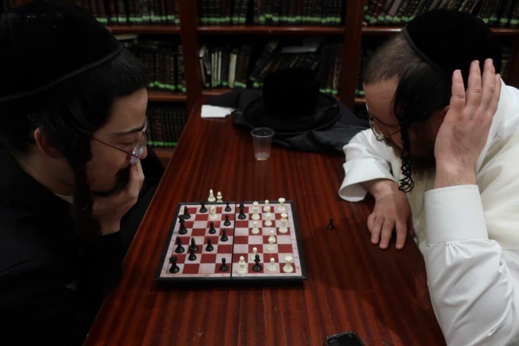 כמנהג הידוע: ליל הניטל בישיבת ויז'ניץ