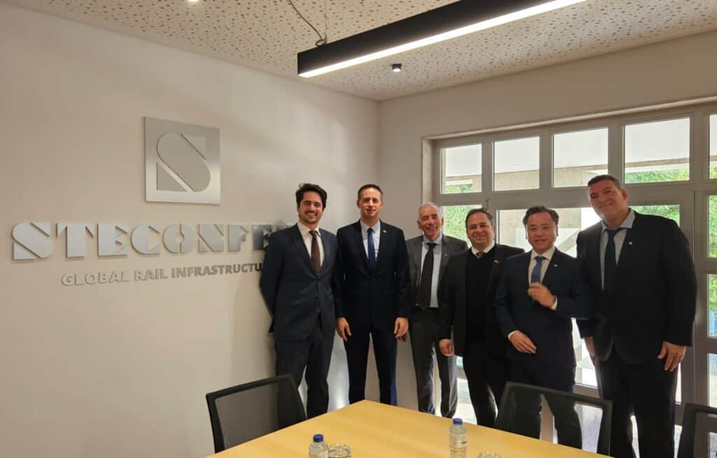 החברה הותקפה בשל התמיכה בישראל - השגריר הגיע לתמוך