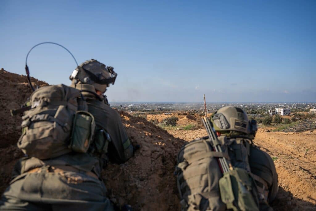 הדלקת נר ראשון ופעילות מבצעית: מלחמה בצל החג