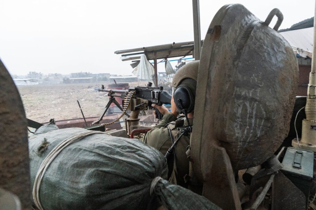 הדלקת נר ראשון ופעילות מבצעית: מלחמה בצל החג