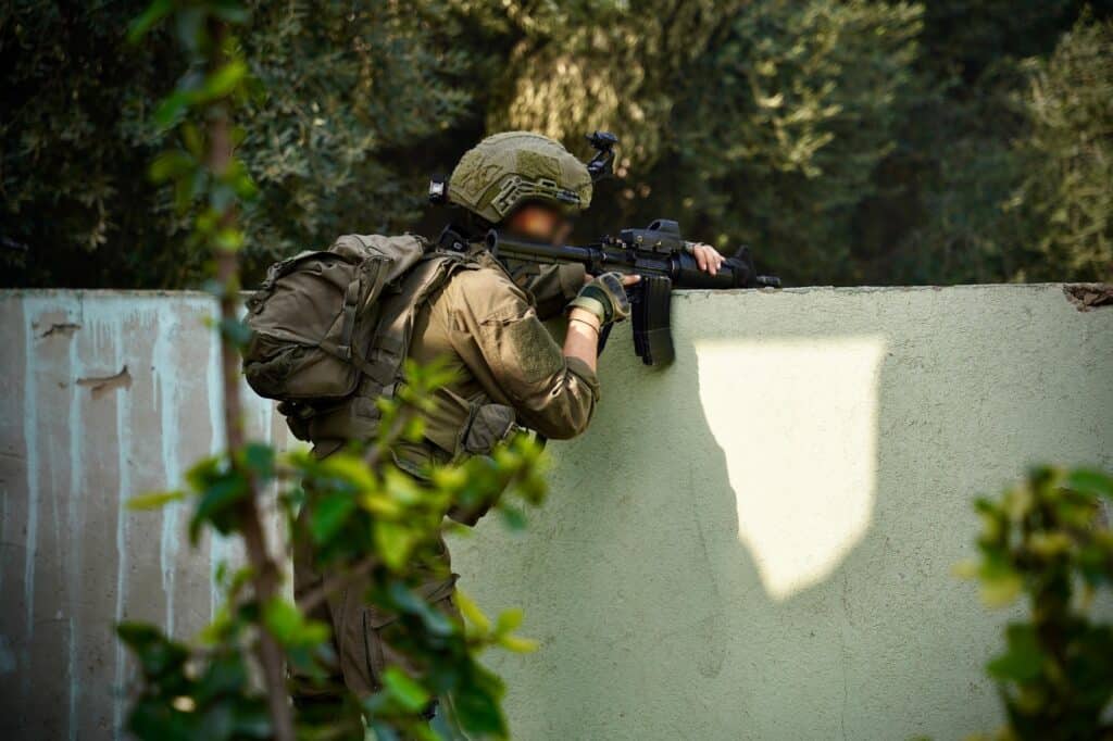 הדלקת נר ראשון ופעילות מבצעית: מלחמה בצל החג